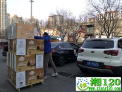 疫情当前，你在家刷微博，而他们早出晚