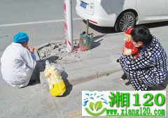 相隔一米的团聚
