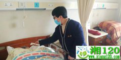 养老院护工：24小时照护 与老人共同