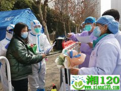 医护人员通宵制作送别礼 “鲜花”只