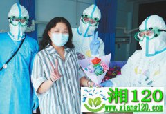 北京小汤山医院首名治愈患者出院